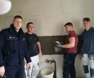 Wielkie serce policjanta. Adam Gralak pomaga w remoncie mieszkania wielodzietnej rodziny