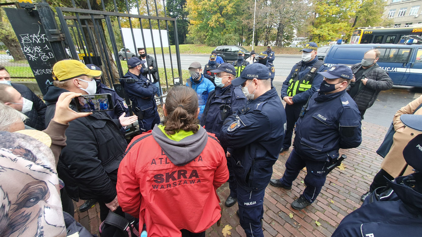 Policja przed stadionem Skry. Siłowe przejęcie
