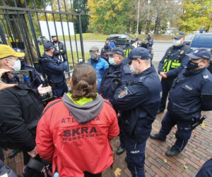 Policja przed stadionem Skry. Siłowe przejęcie