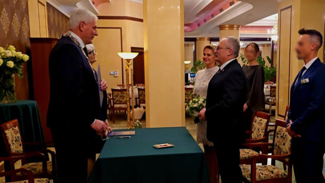 Projektant mody zachwycony suknią ślubną żony Marka Jakubiaka! Taki wybór jest zjawiskowy