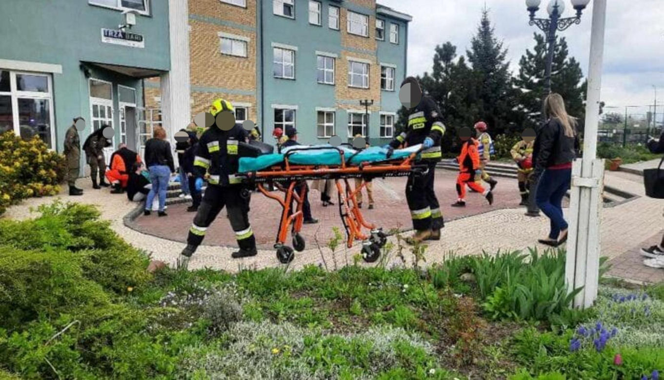 Pilna ewakuacja 300 osób ze szkoły. Uczniowie i nauczyciele wymiotują. Kilkadziesiąt osób poszkodowanych