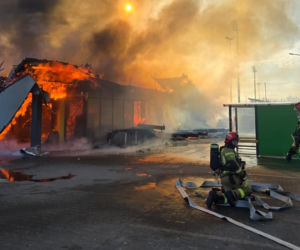 Biedronka spłonęła doszczętnie. Trzech strażaków rannych