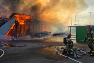 Biedronka spłonęła doszczętnie. Trzech strażaków rannych