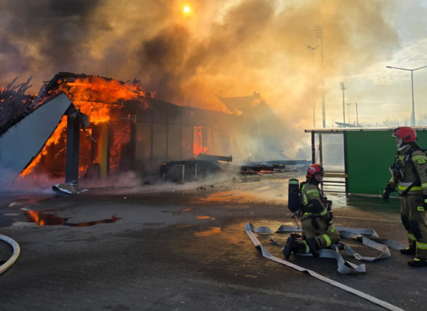 Biedronka spłonęła doszczętnie. Trzech strażaków rannych