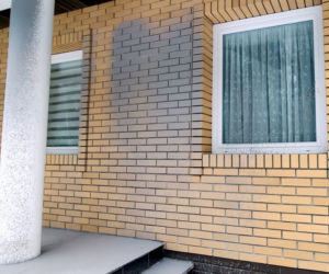 Puszcza Augustowska. Prywatny dom strażnika leśnego został oblany farbą przez nieznanych sprawców