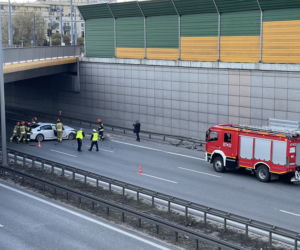 Gigantyczny korek na S8 w kierunku Poznania. BMW huknęło w barierki