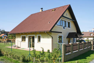 Obowiązku nie ma, ale jak to - nieogrodzona działka? Zatem - grodzimy. Ile kosztuje obecnie najtańsze ogrodzenie domu i jak wygląda?