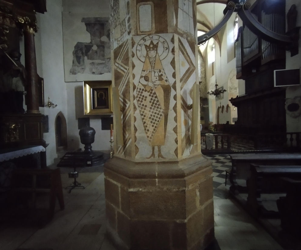 Filar z sgraffito św. Jadwigi w butach na obcasach. O niezwykłych polichromiach w Olkuszu przeczytasz na Architektura.