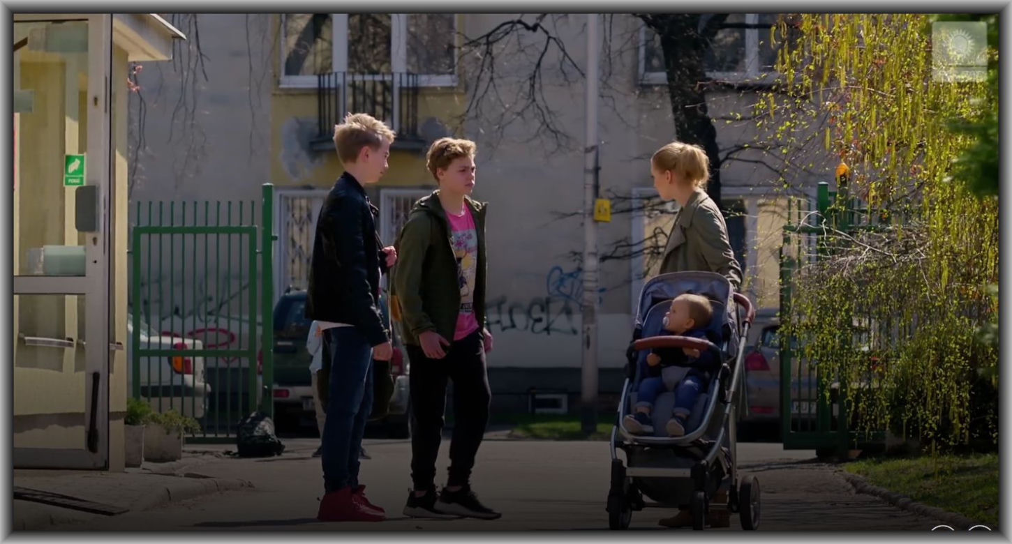 Przyjaciółki, odcinek 161: Kuba (Filip Chiniewicz), Rafał (Sebastian Radzimski),  Julka (NIcole Bogdanowicz), Oliwier (Jakub Szaławiński)