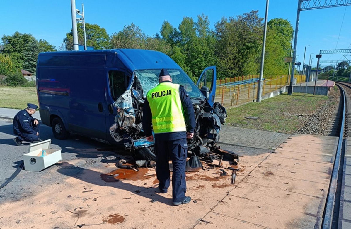 Zderzenie lokomotywy z busem pod Brzezinami. Fatalny wypadek na przejeździe kolejowym