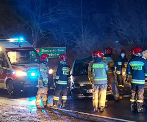 PILNE: Zablokowana droga nr 42. Zderzenie dwóch osobówek i dostawczego busa