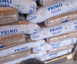 Rekordowe ceny pelletu w Polsce. Nawet 3000 zł za tonę! Polacy jeżdżą do Niemiec, żeby kupić opał taniej