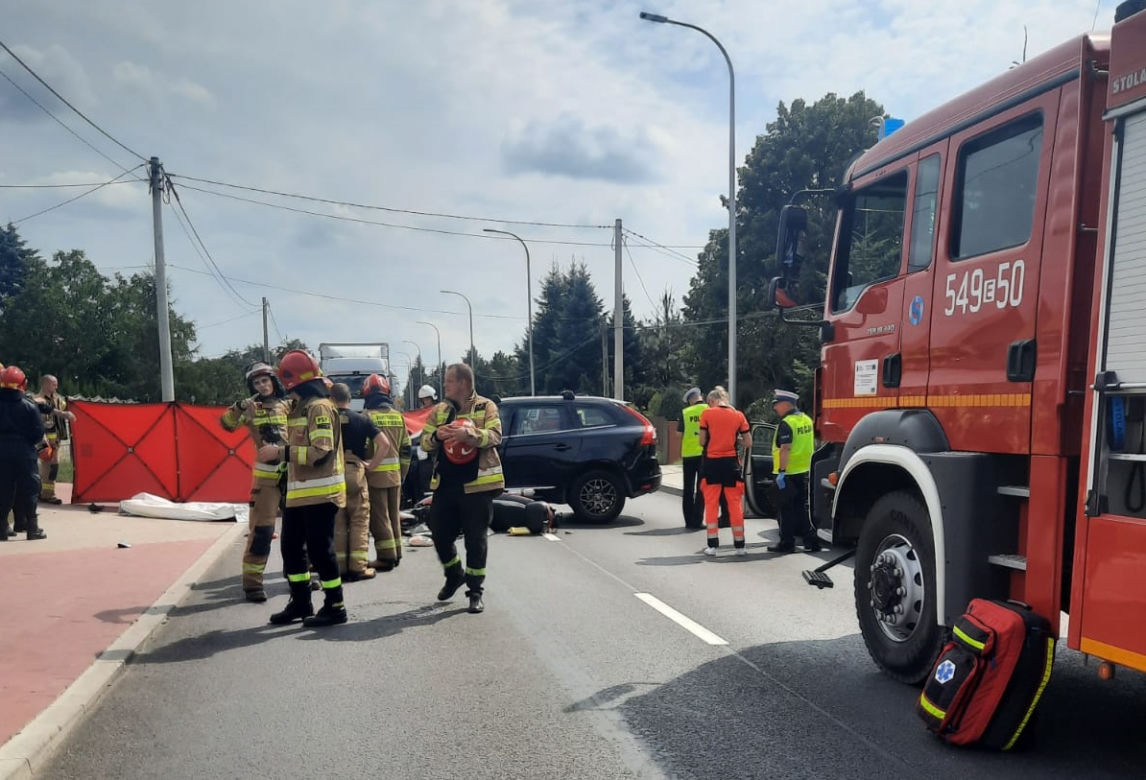 Śmiertelny wypadek na ul. Opoczyńskiej w Tomaszowie Mazowieckim. Nie żyje 54-latek na skuterze