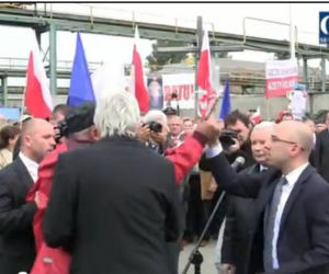 Były stoczniowiec Zbigniew Wysocki z gwoździem na Kaczyńskiego 