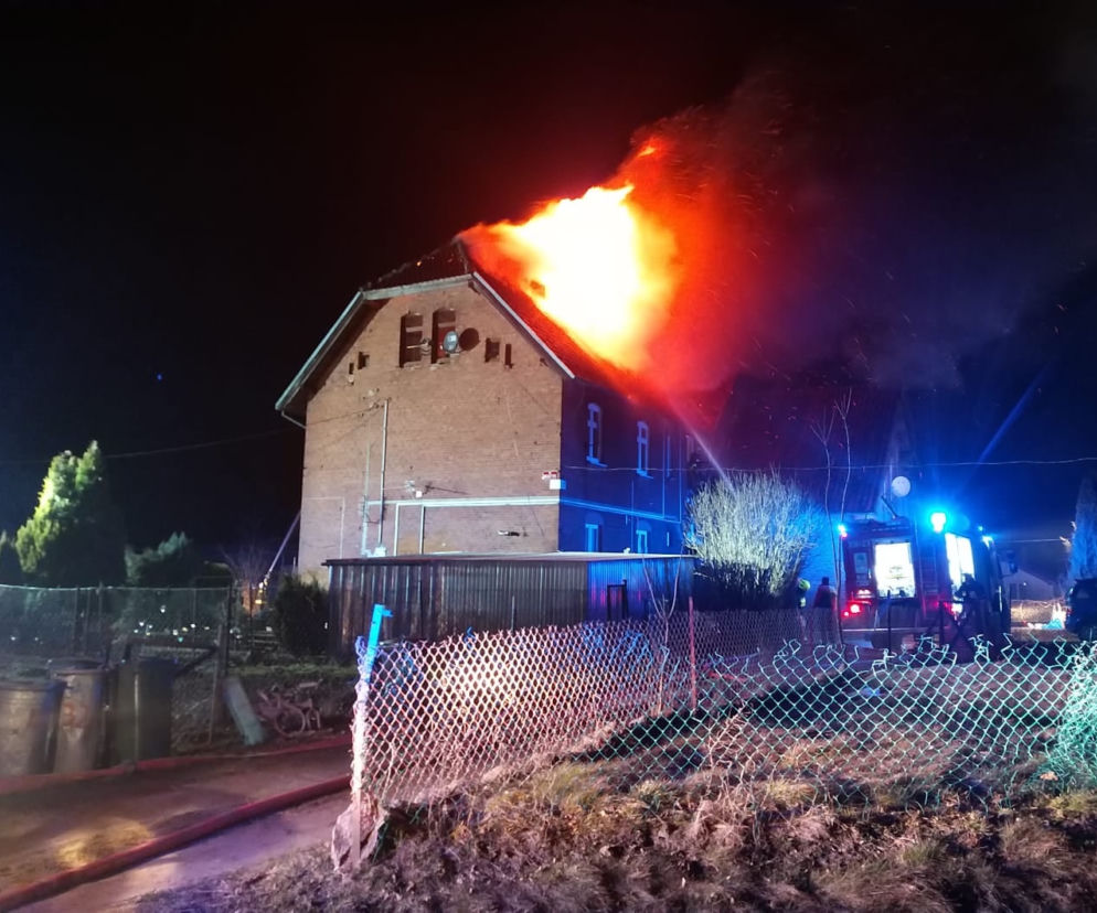 Nowe Włóki. Pożar budynku wielorodzinnego. Dach nad głową straciło około 20 osób [ZDJĘCIA]