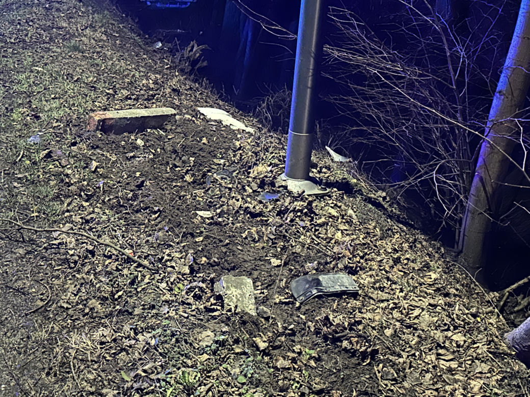 Zjechał z drogi wprost do rzeki. Jego auto postanowiło popływać w cieku wodnym