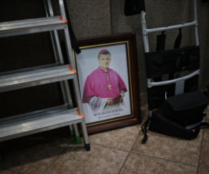 Biskup ewakuowany przez policję. Wierni krzyczeli: Ty tchórzu!. Nocna awantura w parafii