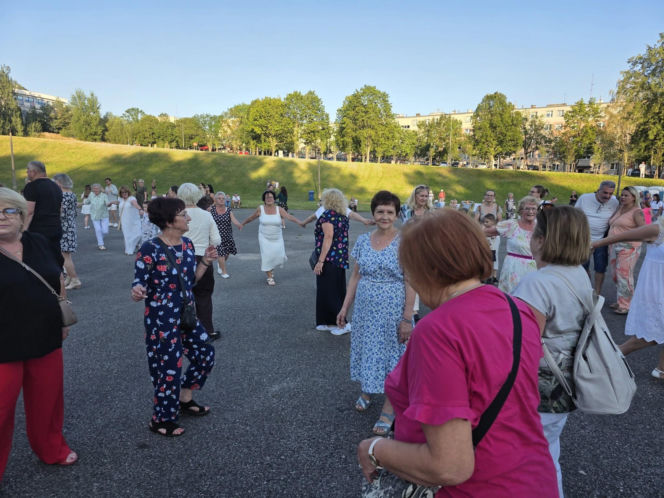 Gorący letni wieczór w Starachowicach! Międzypokoleniowa potańcówka opanowała Szlakowisko [FOTORELACJA]