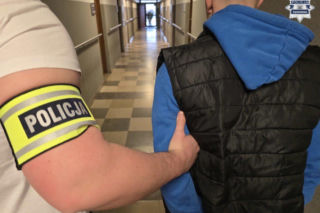 Stanął w obronie kobiety, więc skatowali go maczetami. Usłyszeli zarzuty usiłowania zabójstwa