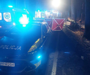 Zjechał z drogi i uderzył w drzewo na DW919. Śmierć pasażerki wstrząsnęła regionem