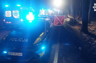 Zjechał z drogi i uderzył w drzewo na DW919. Śmierć pasażerki wstrząsnęła regionem