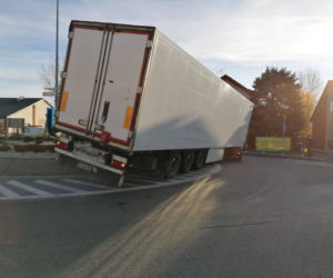 TIR zablokował rondo w Lisiej Górze