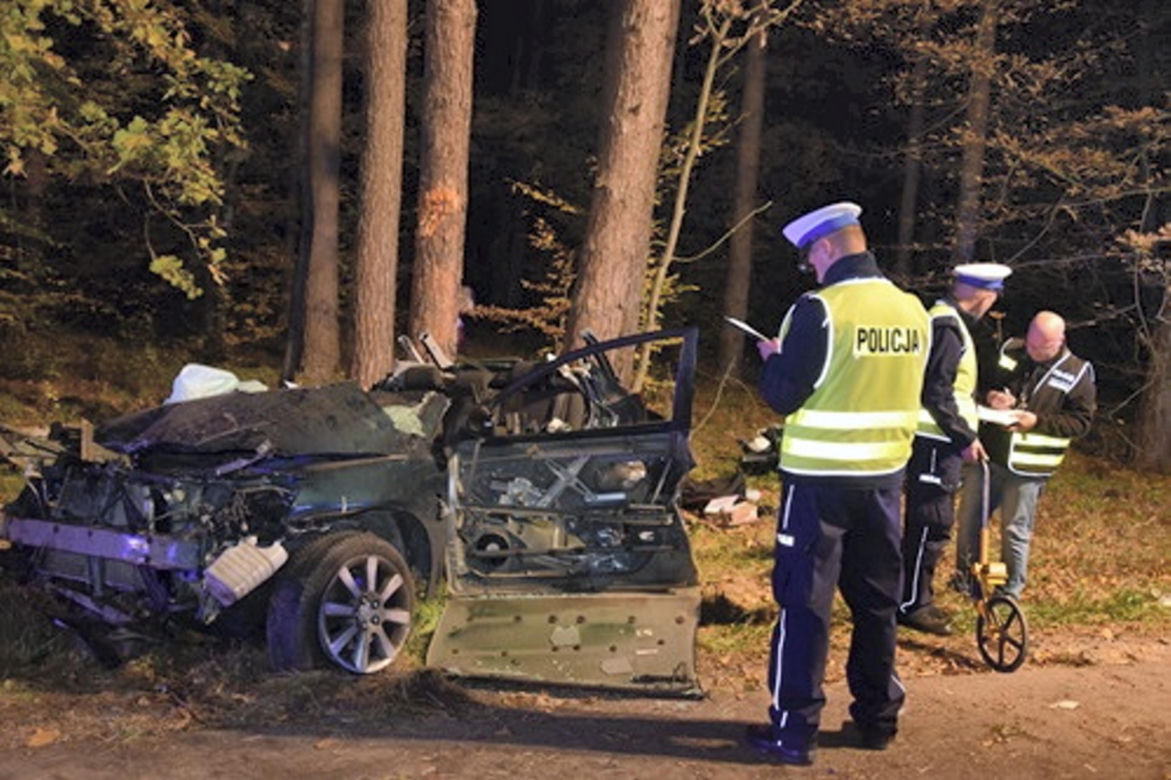 Toyota roztrzaskała się na drzewie. Zginęły młode piłkarki