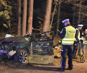 Toyota roztrzaskała się na drzewie. Zginęły młode piłkarki