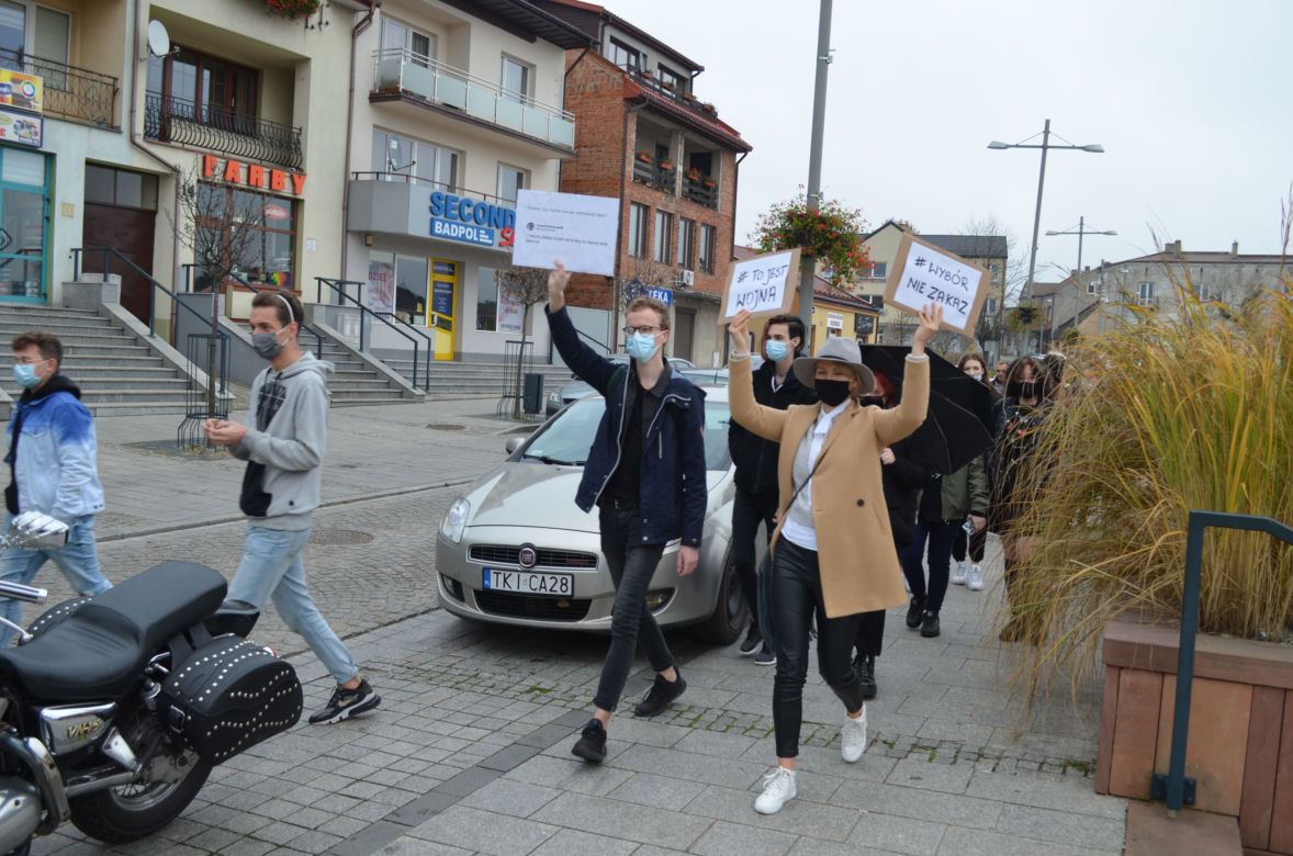 "NIE JESTEŚMY INKUBATORAMI" w Starachowicach też protestowali przed biurami posłów PiS 
