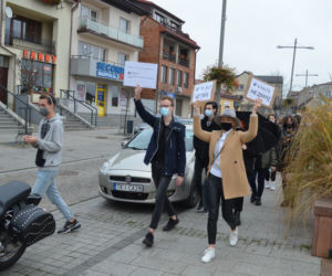 NIE JESTEŚMY INKUBATORAMI w Starachowicach też protestowali przed biurami posłów PiS 