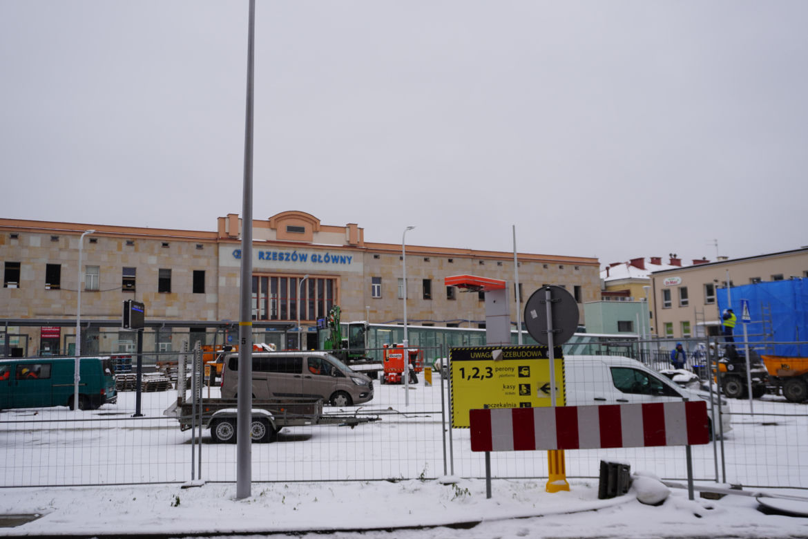 Nowy plac przed dworcem prawie gotowy. Kiedy zostanie otwarty?