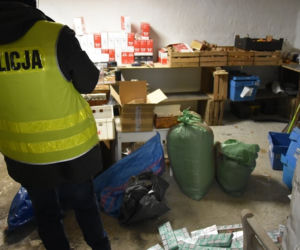 Tak wygląda NIELEGALNA fabryka papierosów. 35 MILIONÓW strat [ZDJĘCIA]