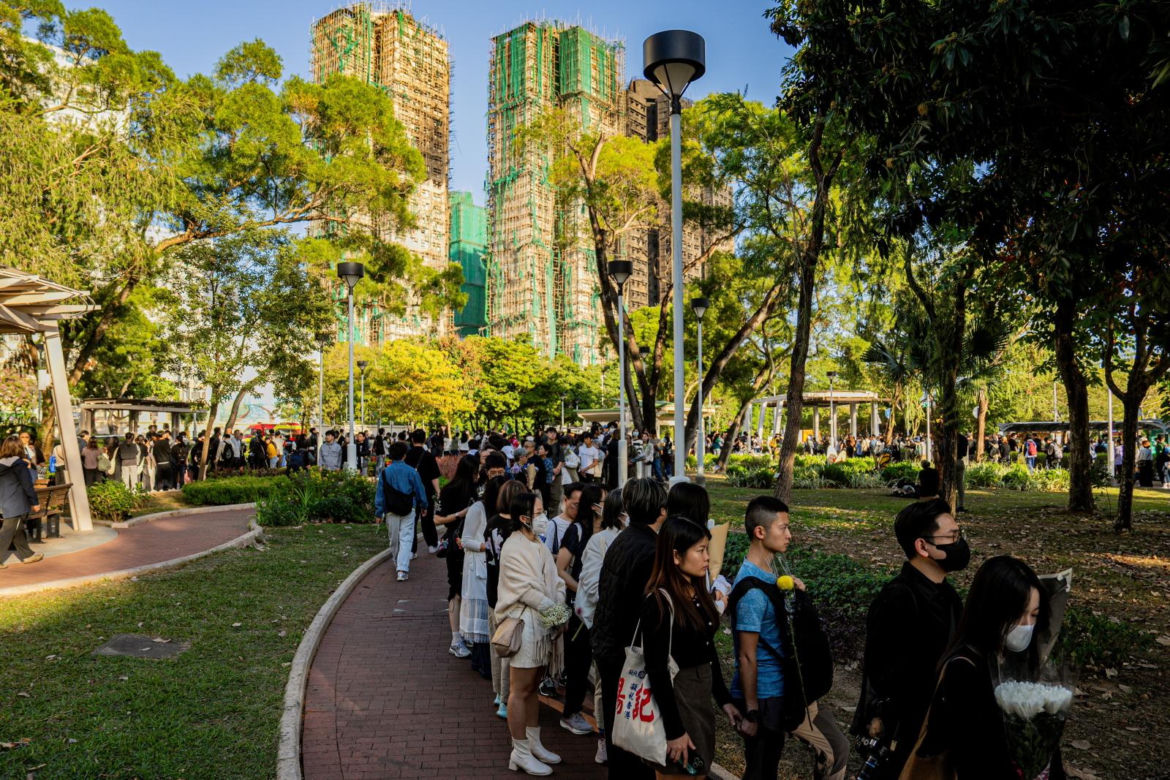 Hongkong pogrążony w żałobie po tragicznym pożarze wieżowców. Liczba ofiar wzrosła do 146