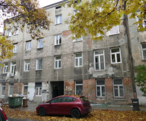 Wypchnął Olę z okna, bo nie chciała do niego wrócić. Drzewa uratowały jej życie