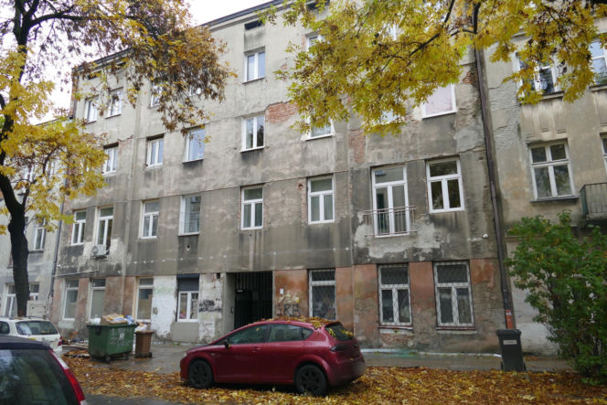 Wypchnął Olę z okna, bo nie chciała do niego wrócić. Drzewa uratowały jej życie