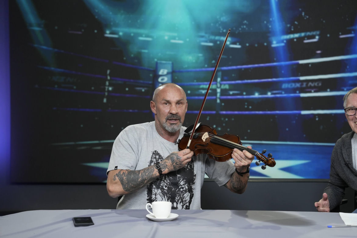 Przemysław Saleta gra na skrzypcach