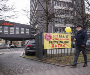 Protest ws. wariantów S7 przed siedzibą oddziału GDDKIA w Krakowie