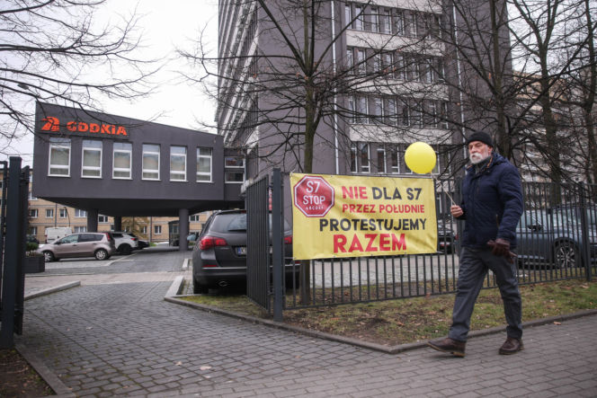 Protest ws. wariantów S7 przed siedzibą oddziału GDDKIA w Krakowie