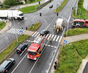 Groźny pożar dostawczaka w Jankach. Bardzo duże utrudnienia w ruchu