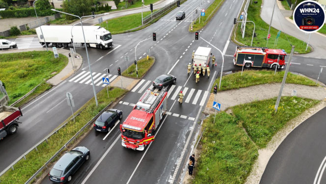 Groźny pożar dostawczaka w Jankach. Bardzo duże utrudnienia w ruchu