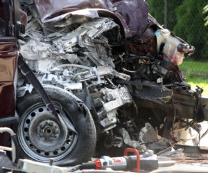 Konstancin Jeziorna: Tragiczny wypadek. Mercedes zderzył się z tirem
