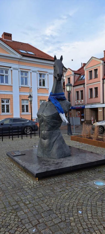 Tak prezentuje się pomnik Seksownego Konia z Konina