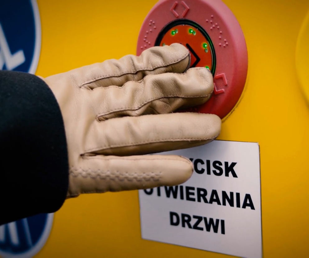 Zakaz otwierania drzwi w komunikacji miejskiej