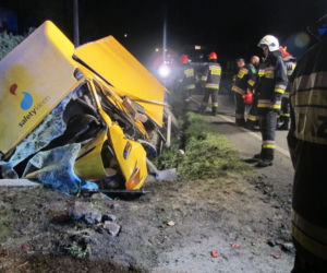 Kompletnie pijany kierowca wiózł trzy tony pomidorów. Wypadł z drogi i został uwięziony w pojeździe [ZDJĘCIA]