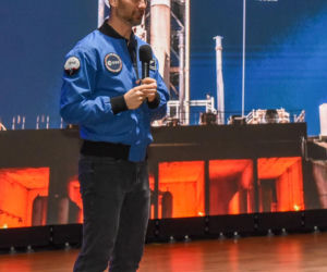 Sławosz Uznański-Wiśniewski w Toruniu. Gigantyczna kolejka pod Aulą UMK