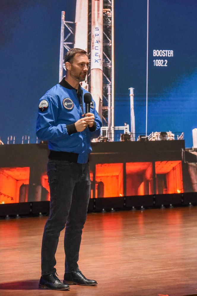 Sławosz Uznański-Wiśniewski w Toruniu. Gigantyczna kolejka pod Aulą UMK