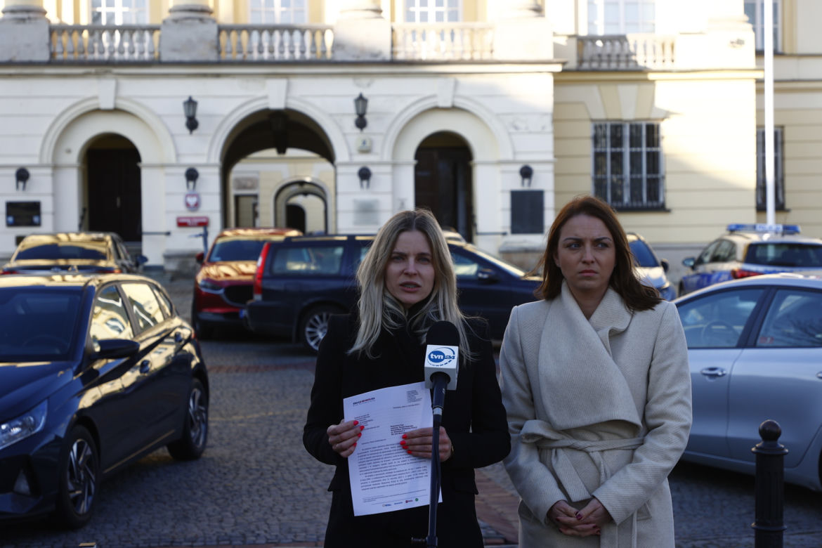 Policjanci, którzy rozbili radiowóz na drzewie, usłyszeli zarzuty! Posłanki interweniują w Komendzie Stołecznej Policji 