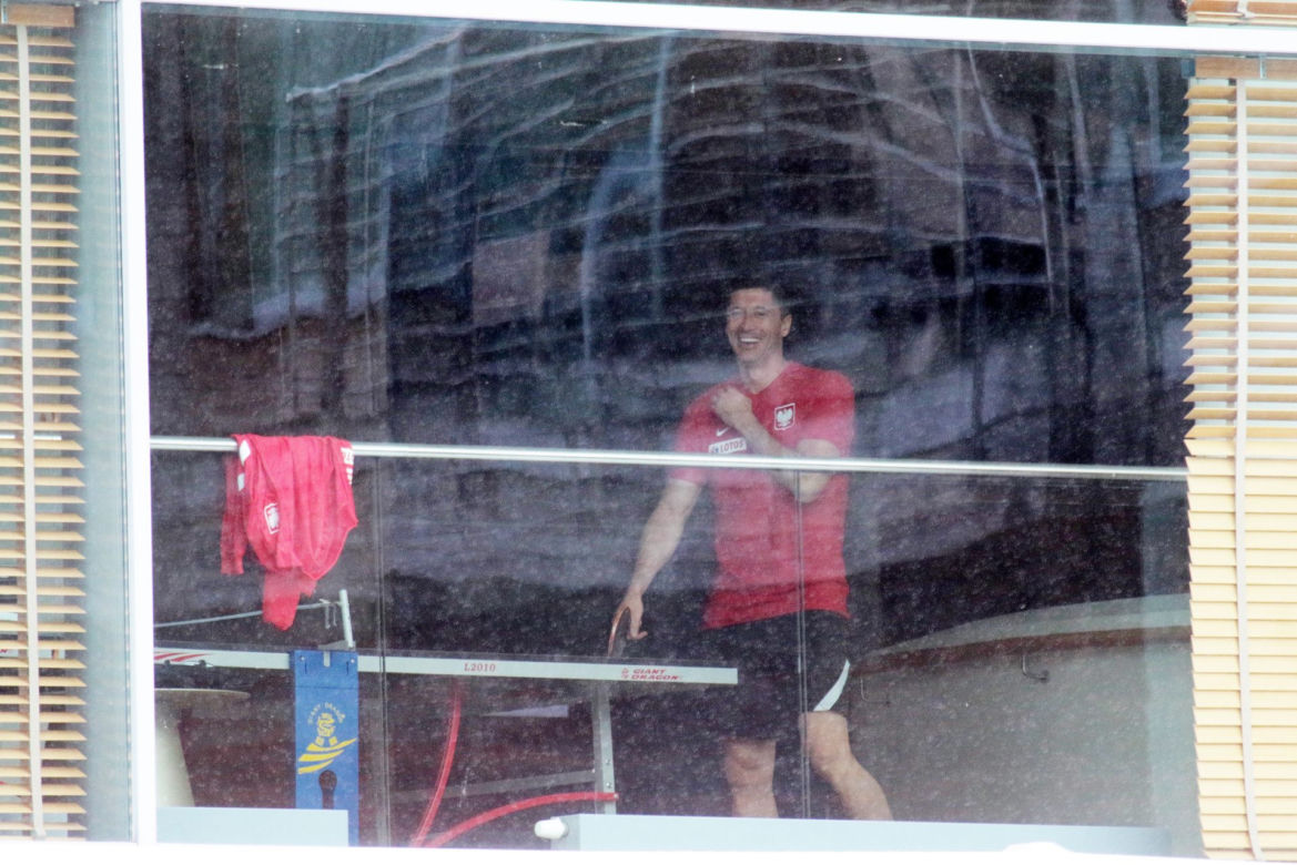 Robert Lewandowski gra w ping-pong
