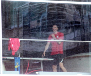 Robert Lewandowski gra w ping-pong