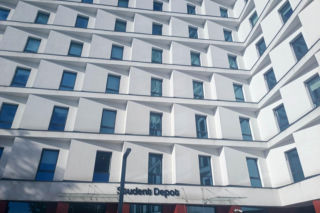 Tragedia w akademiku. Na 20-latka spadł szklany dach